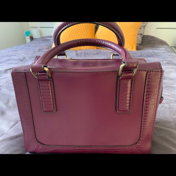 Women purse barely used. No scratches, clean and looks like new. - Picture 3 of 3